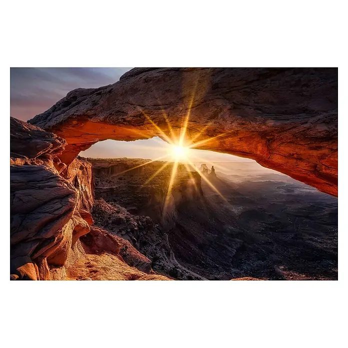 Papermoon Premium collection Fototapete Mesa Arch - B x H: 400 x 260 cm, Vlies - Mesa Arch bei Sonnenaufgang, strahlende Sonne, die durch den Bogen scheint, spektakuläre Felsformationen im Hintergrund.