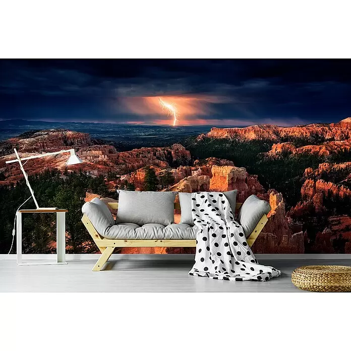 Papermoon Premium collection Fototapete Blitz Bryce Canyon - B x H: 400 x 260 cm, Vlies - Dramatisches Wandbild eines Wüsten-Canyons mit Blitzeinschlag. Ein hellgraues Futonsofa, eine moderne Lampe und ein geflochtener Pouf möblieren den Raum.