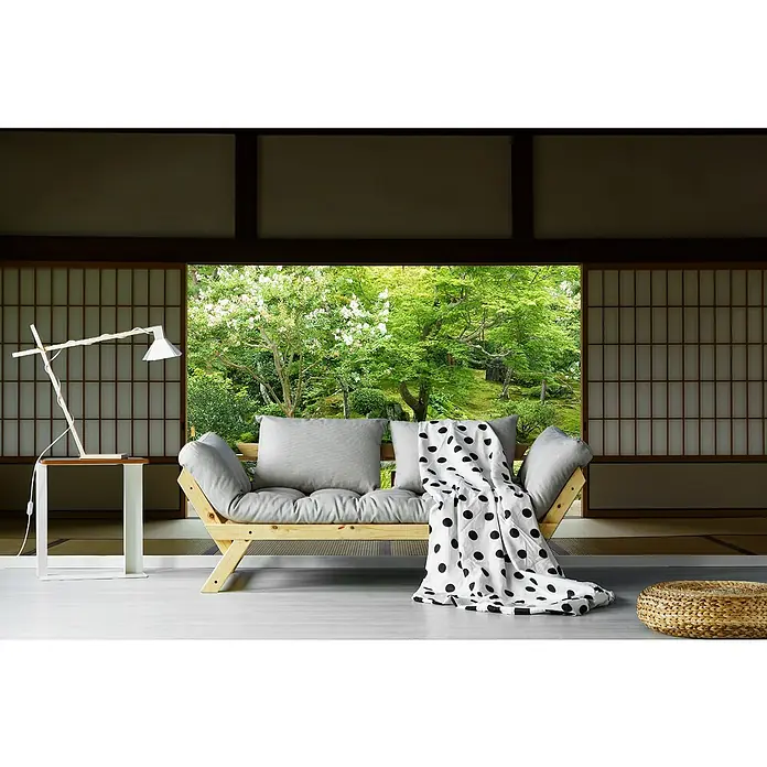Papermoon Premium collection Fototapete Zen Zone - B x H: 250 x 186 cm, Vlies - Helle Wohnung mit Futonbett und Stehlampe. Das Futonbett mit grauem Bezug und schwarz-weiß gepunkteter Decke lädt zum Entspannen ein.