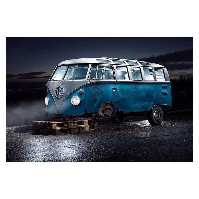 Papermoon Premium collection Fototapete VW Kleinbus - B x H: 350 x 260 cm, Vlies - Ein alter, restaurierungsbedürftiger VW-Bus steht auf einer Palette, vermutlich für Reparaturarbeiten, vor dunklem Hintergrund.
