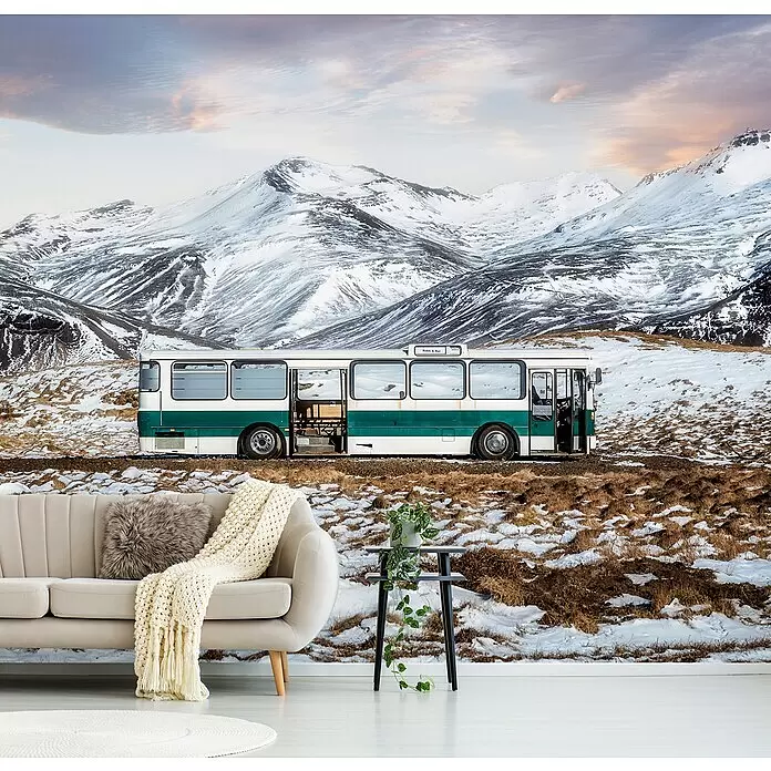 Papermoon Premium collection Fototapete Letzter Halt Nirgendwo - B x H: 500 x 280 cm, Vlies - Tapete mit grünem Bus auf verschneiter Bergstraße, im Wohnzimmer hinter beigem Sofa.