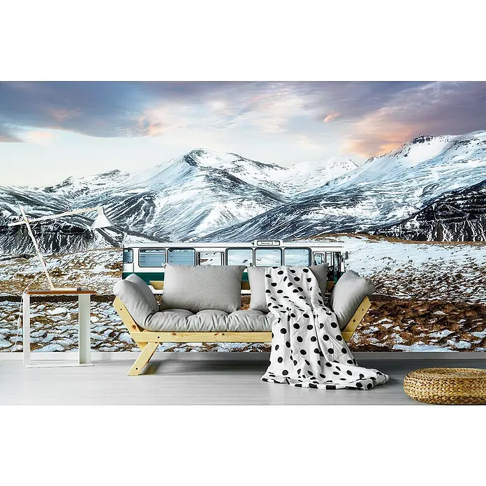 Papermoon Premium collection Fototapete Letzter Halt Nirgendwo - B x H: 500 x 280 cm, Vlies - Wandbild mit einer Illustration von schneebedeckten Bergen, einem Bus und einem gemütlichen Sofa. Ideal für ein stilvolles Wohnzimmer.