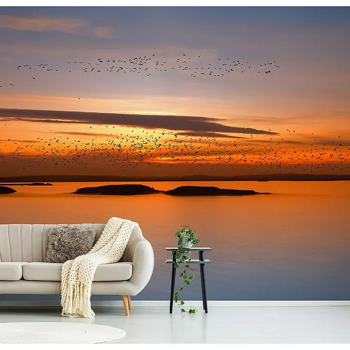 Papermoon Premium collection Fototapete Fjorde Nacht Lichter - B x H: 200 x 149 cm, Vlies - Wohnzimmer mit Sofa, Beistelltisch und einer Fototapete mit Vogelmotiv. Die Tapete verleiht dem Raum eine ruhige Atmosphäre.