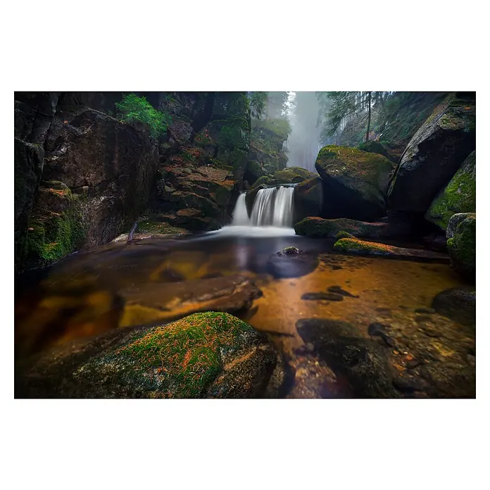 Papermoon Premium collection Fototapete River Tales - B x H: 300 x 223 cm, Vlies - Ruhige Waldszene mit fließendem Wasserfall, Steinen und üppigem Moos, die eine friedliche und malerische Naturszene hervorrufen.