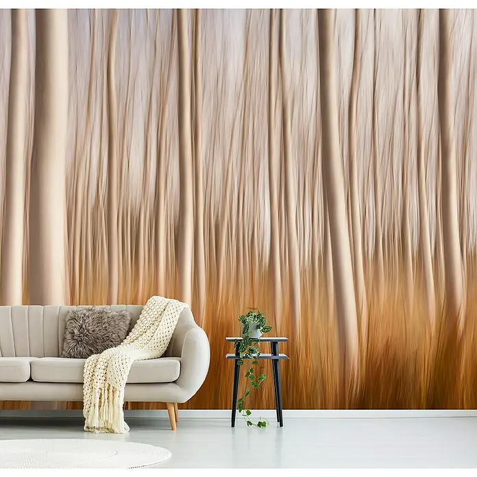 Papermoon Premium collection Fototapete Frühlingspappeln - B x H: 250 x 186 cm, Vlies - Gemütliches Wohnzimmer mit Couch, Decke, Beistelltisch und Pflanzen vor einer abstrakten Waldtapete.