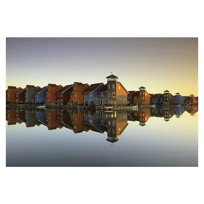 Papermoon Premium collection Fototapete Buntes Dorf - B x H: 400 x 260 cm, Vlies - Das architektonisch beeindruckende Ensemble aus farbenfrohen Häusern spiegelt sich malerisch im ruhigen Wasser. Ein friedliches Stadtbild, das zum Verweilen einlädt.
