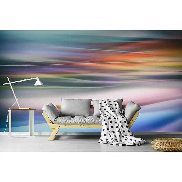 Papermoon Premium collection Fototapete Lichtspiel abstrakt - B x H: 500 x 280 cm, Vlies - Wohnzimmer mit farbenfroher Wandtapete, Holztisch und stylischer Lampe, dazu ein Sofa mit Kissen und einer Decke mit Punktmuster.