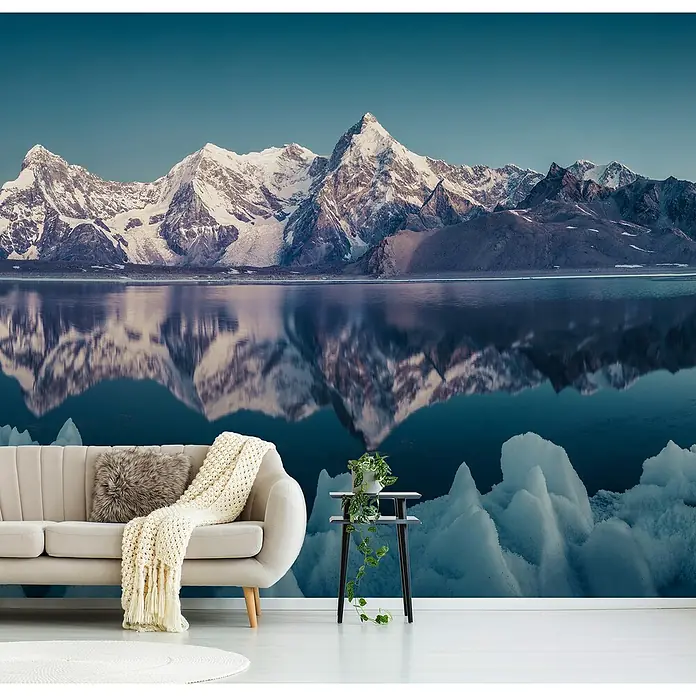 Papermoon Premium collection Fototapete Shishapangma Packeis - B x H: 200 x 149 cm, Vlies - Wandbild mit Berglandschaft und Couch mit Kissen und Decke, das eine gemütliche Atmosphäre schafft.\n