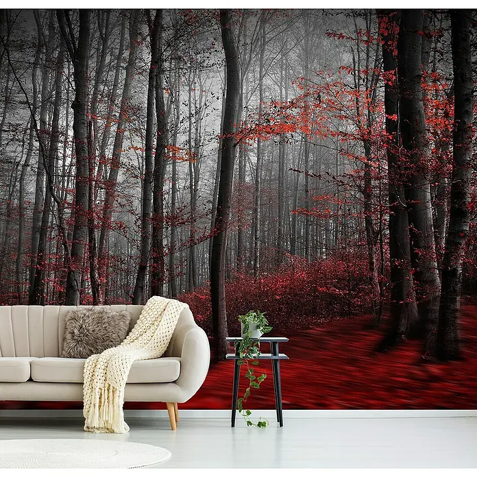 Papermoon Premium collection Fototapete Blutiger Forrest - B x H: 200 x 149 cm, Vlies - Wandbild eines dichten Waldes mit roten Blättern, das eine gemütliche Atmosphäre in einem Wohnzimmer mit Sofa und Beistelltisch schafft.
