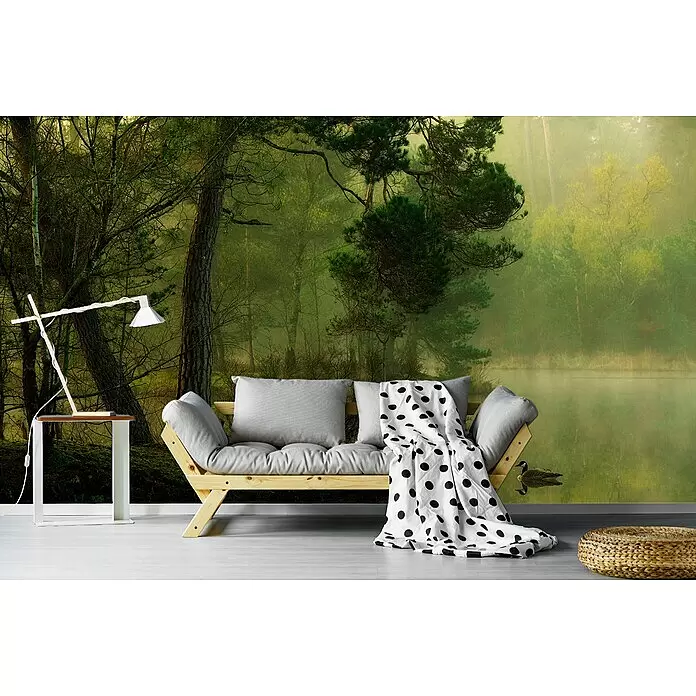 Papermoon Premium collection Fototapete Ente im See - B x H: 500 x 280 cm, Vlies - Ein Holzsofa mit grauen Kissen und einer gepunkteten Decke, eine weiße und holzfarbene Tischlampe und ein geflochtener Stroh-Pouf möblieren einen Raum.