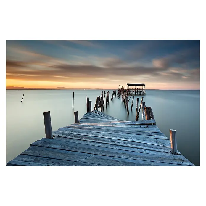 Papermoon Premium collection Fototapete Zusammengebrochen - B x H: 400 x 260 cm, Vlies - Blick auf einen alten Holzsteg, der ins ruhige Wasser führt, bei Sonnenuntergang. Die Holzstruktur und das warme Licht schaffen eine friedliche Atmosphäre.