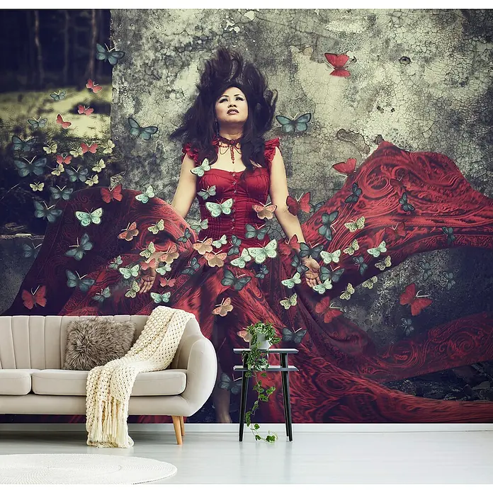 Papermoon Premium collection Fototapete Schmetterling-Effekt - B x H: 400 x 260 cm, Vlies - Ein elegantes Wohnzimmer mit einem Sofa, einem Beistelltisch und einer Wandtapete mit einem Motiv von einer Frau und Schmetterlingen.