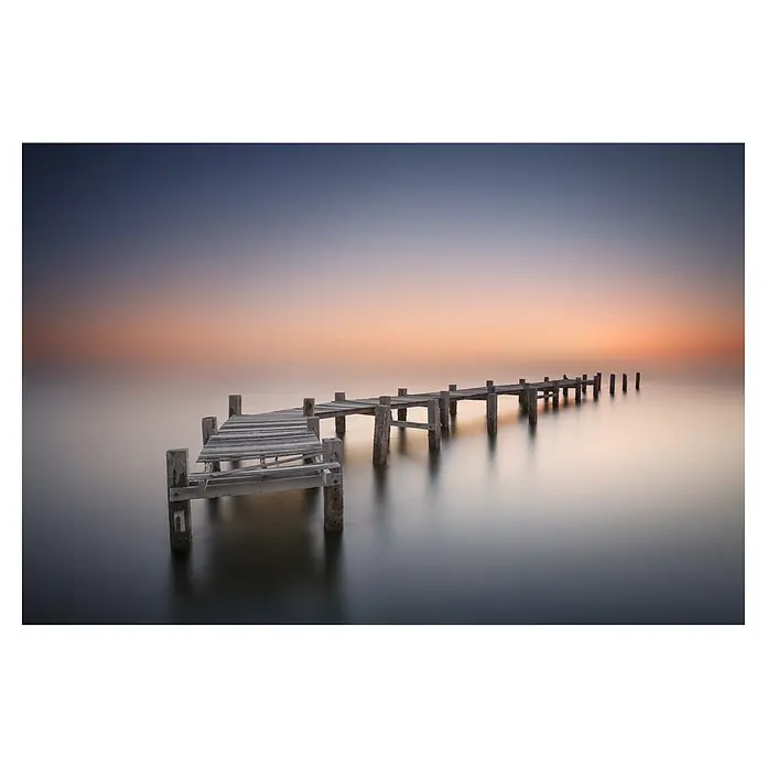 Papermoon Premium collection Fototapete Alter Pier II - B x H: 250 x 186 cm, Vlies - Ein verfallener Holzsteg erstreckt sich in das ruhige Wasser unter einem sanften Sonnenuntergang, der eine friedliche und melancholische Szene erzeugt.