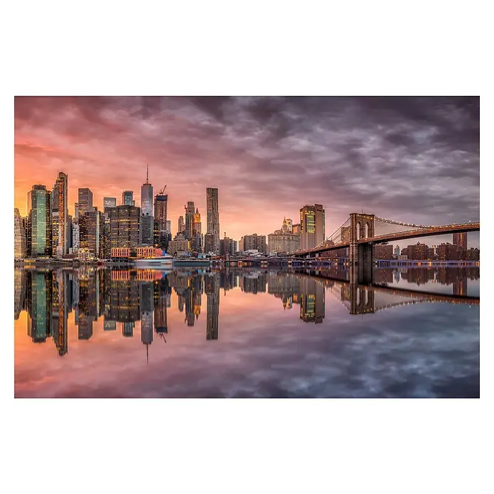 Papermoon Premium collection Fototapete New York Glühen II - B x H: 450 x 280 cm, Vlies - Wunderschönes Spiegelbild der Skyline von New York City und der Brooklyn Bridge bei Sonnenaufgang mit lebendigen Farben und ruhigem Wasser.