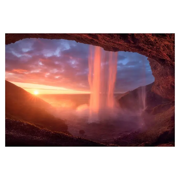 Papermoon Premium collection Fototapete Eine Wand in Flammen - B x H: 300 x 223 cm, Vlies - Atemberaubender Blick aus einer Höhle auf einen Wasserfall bei Sonnenuntergang mit lebendigen Farben, die die Szene beleuchten.