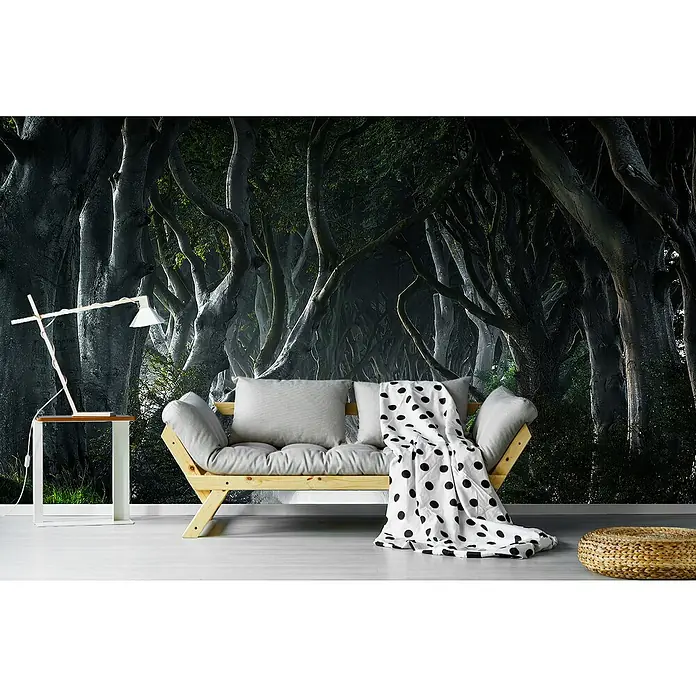 Papermoon Premium collection Fototapete Dunkle Hedges - B x H: 250 x 186 cm, Vlies - Zimmer mit einem Holzsofa, hellgrauen Kissen, einem Beistelltisch mit Lampe und einem Wandbild von Bäumen.