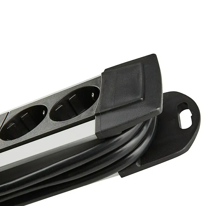 Brennenstuhl Premium-Alu-Line Base de enchufe múltiple - Número de enchufes Schuko: 4 ud., Negro/Plateado, Longitud del cable: 1,8 m, IP20, Con interruptor - Primer plano de una regleta con cable negro y tapa negra, perfecta para usar en la oficina o en casa.