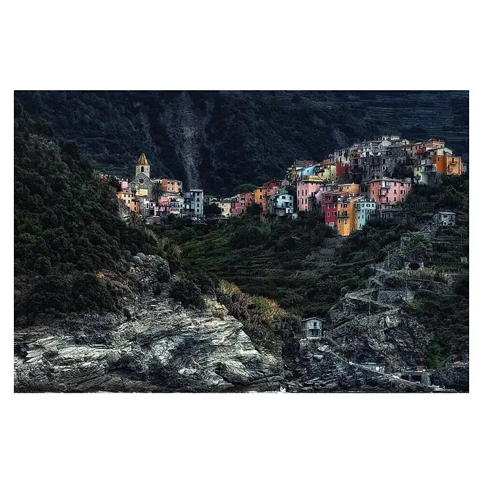 Papermoon Premium collection Fototapete Dorf-In Denfelsen - B x H: 250 x 186 cm, Vlies - Blick auf ein malerisches italienisches Dorf mit bunten Häusern an einem steilen Hang, umgeben von üppigem Grün und einer imposanten Felsküste.