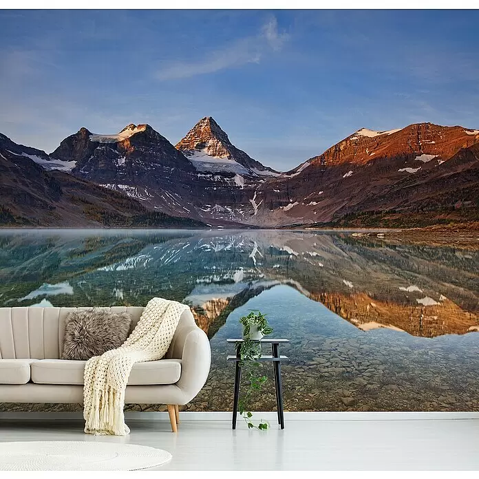Papermoon Premium collection Fototapete Magog Lake - B x H: 300 x 223 cm, Vlies - Großes Wandgemälde eines ruhigen Bergsees mit schneebedeckten Gipfeln und klaren Reflexionen, das ein modernes Wohnzimmer verschönert.