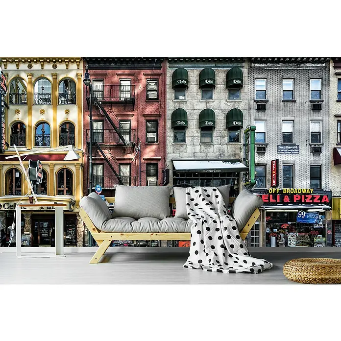 Papermoon Premium collection Fototapete Ein kalter Tag in NY - B x H: 400 x 260 cm, Vlies - Einrichtung mit einem stilvollen Sofa mit Kissen und einer gepunkteten Decke vor einer Wand mit Stadtmotiv.