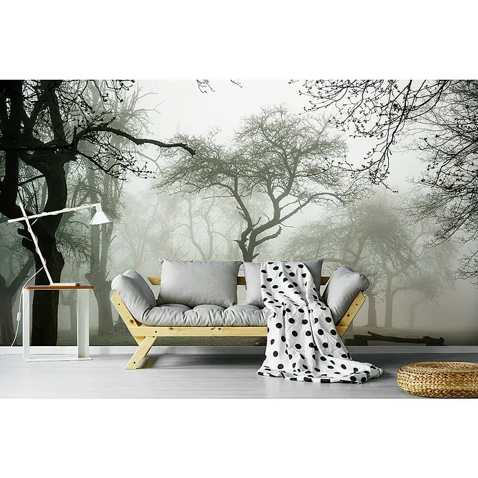 Papermoon Premium collection Fototapete Pferde im nebligen Obstgarten - B x H: 350 x 260 cm, Vlies - Elegantes Interieur mit stilvoller Couch, Tischleuchte und dekorativer Wandtapete mit Waldmotiv für ein harmonisches Raumambiente.