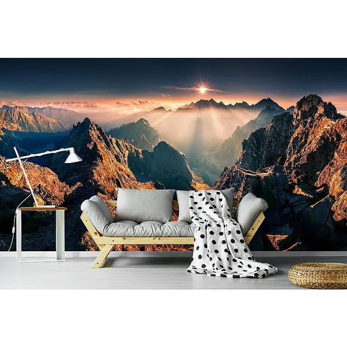 Papermoon Premium collection Fototapete Rysy - B x H: 250 x 186 cm, Vlies - Wandbild mit Berglandschaft, Sofa, Tischlampe und Hocker. Das Wandbild zeigt eine spektakuläre Gebirgslandschaft im Sonnenaufgang.