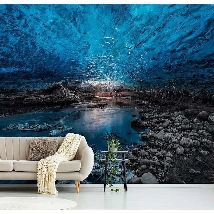 Papermoon Premium collection Fototapete Eishöhle - B x H: 400 x 260 cm, Vlies - Interieur mit einem beigen Sofa, einem kleinen Tisch und einer beeindruckenden Eiswand im Hintergrund. Gemütliche Atmosphäre.