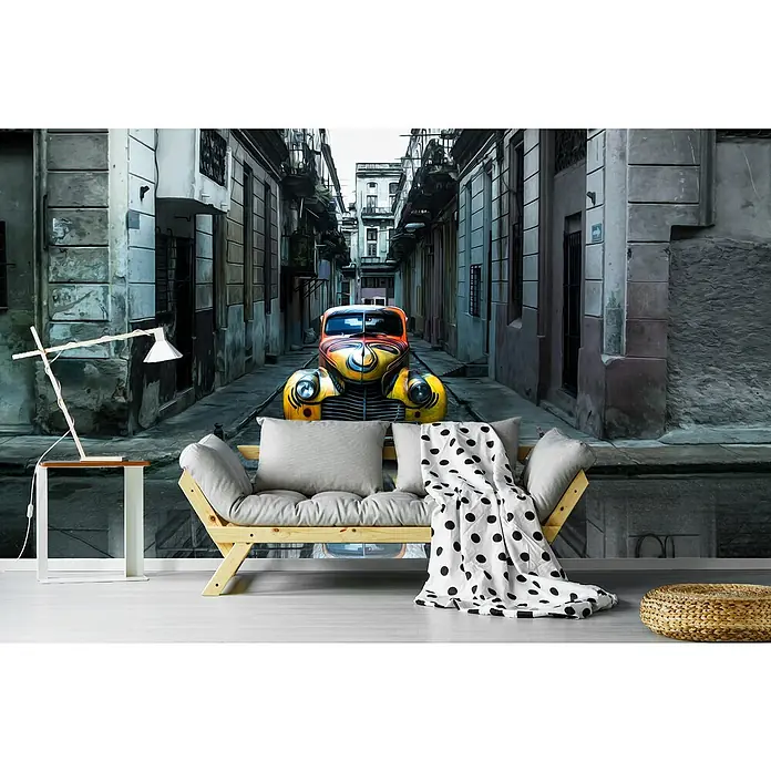 Papermoon Premium collection Fototapete Kuba - B x H: 400 x 260 cm, Vlies - Ein gemütliches Interieur mit einem stilvollen Sofa, einer Lampe und einem auffälligen Wandbild eines Oldtimers in einer Gasse.