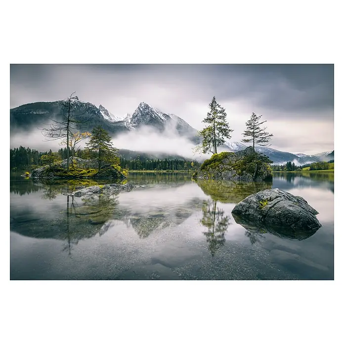 Papermoon Premium collection Fototapete Regnerischer Morgen am Hintersee - B x H: 500 x 280 cm, Vlies - Ruhige Wasseroberfläche mit Felseninseln, Bäumen und Spiegelungen unter einem bewölkten Himmel, die Ruhe und natürliche Schönheit ausstrahlt.