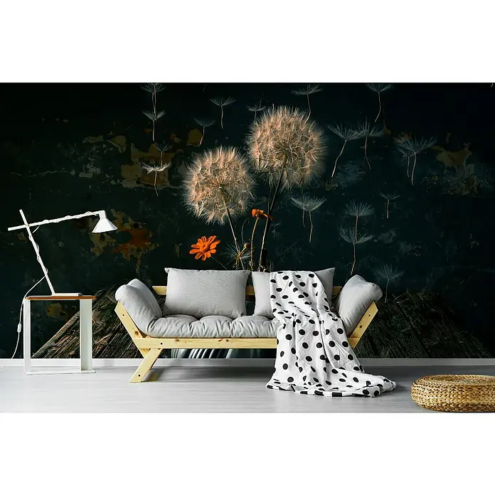 Papermoon Premium collection Fototapete Die Fallschirmjäger - B x H: 400 x 260 cm, Vlies - Das Bild zeigt ein modernes Schlafsofa mit hellgrauen Kissen und einer schwarz-weiß gepunkteten Decke, vor einer Wand mit Löwenzahn-Motiv.
