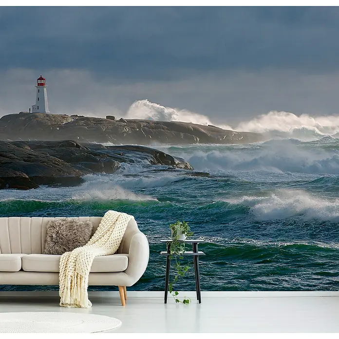 Papermoon Premium collection Fototapete Schutz Leuchtturms - B x H: 300 x 223 cm, Vlies - Nahaufnahme einer stilvollen Inneneinrichtung mit einem ruhigen Wandbild von Peggys Cove Leuchtturm und dem tosenden Meer.
