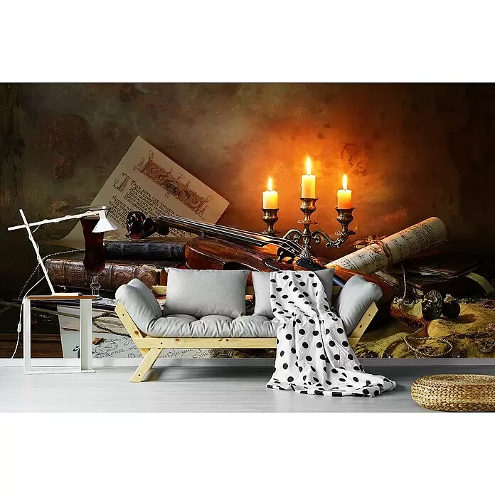 Papermoon Premium collection Fototapete Stillleben Violine Kerzen - B x H: 250 x 186 cm, Vlies - Modernes Sofa mit gepunkteter Decke und Beistelltisch in einem Zimmer, mit Wandgemälde eines antiken Stilllebens mit Büchern, Geige und Kerzen.