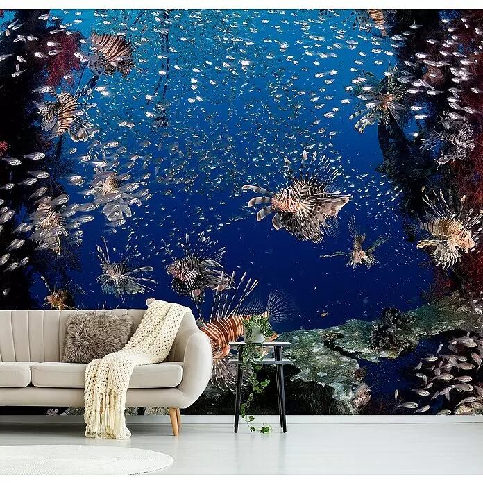 Papermoon Premium collection Fototapete Lionfish Party - B x H: 250 x 186 cm, Vlies - Unterwassermural mit Feuerfischen und Fischschwärmen hinter einem beigen Sofa und Beistelltisch.