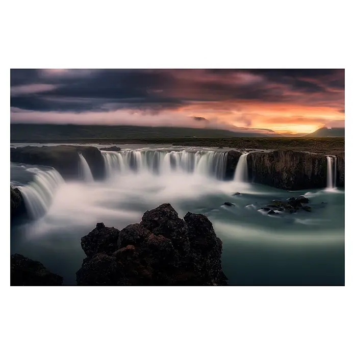 Papermoon Premium collection Fototapete Feuer und Wasser - B x H: 250 x 186 cm, Vlies - Atemberaubender Wasserfall unter dramatischem Himmel mit warmem Sonnenlicht, das sich im Wasser spiegelt.