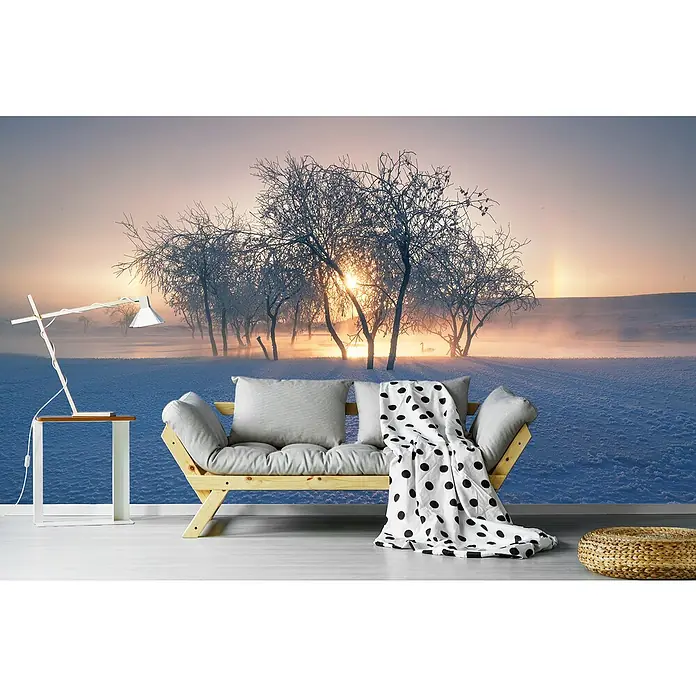 Papermoon Premium collection Fototapete Schneelandschaft Winter - B x H: 250 x 186 cm, Vlies - Das Bild zeigt eine friedliche Winterlandschaft mit einem stilvollen Sofa und einer Lampe, die eine gemütliche Atmosphäre schaffen.