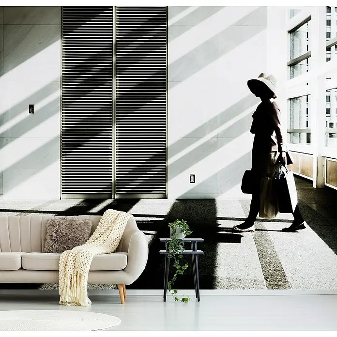 Papermoon Premium collection Fototapete Der Tagtraum - B x H: 300 x 223 cm, Vlies - Nahaufnahme eines stilvollen, hellen Sofas mit Zierkissen und Überwurf, ergänzt durch einen Beistelltisch mit Pflanze und einem runden Teppich.