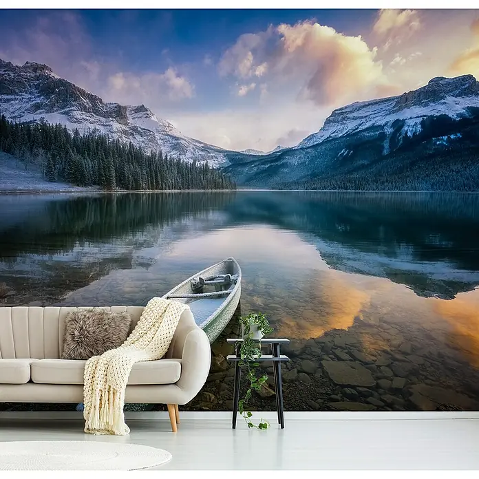Papermoon Premium collection Fototapete Erster Frost am See - B x H: 250 x 186 cm, Vlies - Wandbild eines Sees mit Bergen und einem Boot, das eine ruhige und friedliche Atmosphäre in jedem Raum schafft.