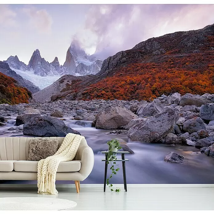 Papermoon Premium collection Fototapete Fitz Roy Twilight - B x H: 500 x 280 cm, Vlies - Große Wandtapete mit majestätischem Gebirge, fließendem Fluss und leuchtenden Herbstbäumen, in einem modernen Wohnzimmer installiert.