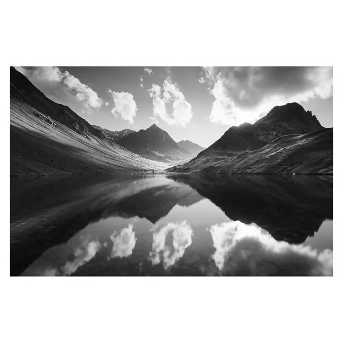 Papermoon Premium collection Fototapete Bergreflexion - B x H: 400 x 260 cm, Vlies - Ein Schwarzweißfoto eines ruhigen Bergsees, der die umliegenden Berge und Wolken perfekt reflektiert.