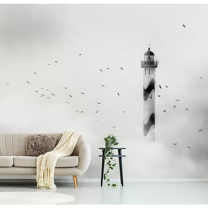 Papermoon Premium collection Fototapete Der Nebel - B x H: 400 x 260 cm, Vlies - Schwarz-weißes Leuchtturm-Wandbild in einem nebligen Raum mit fliegenden Vögeln, über einem beigen Sofa und Beistelltisch.