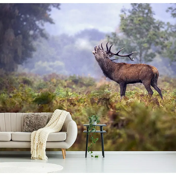 Papermoon Premium collection Fototapete Im Regen schreien - B x H: 300 x 223 cm, Vlies - Beige Couchgarnitur mit einem Hirsch-Wandbild im Hintergrund, ideal für Wohnräume und Büros, die Naturverbundenheit ausstrahlen.