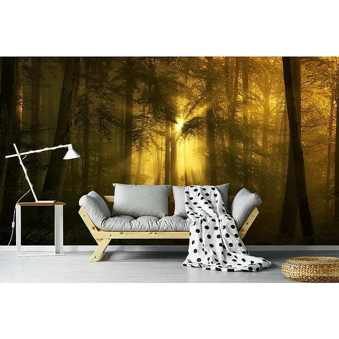 Papermoon Premium collection Fototapete Gelb größere Bild - B x H: 200 x 149 cm, Vlies - Wohnzimmer mit einem stilvollen Sofa, einer modernen Lampe und einem Hocker vor einer Waldtapete.