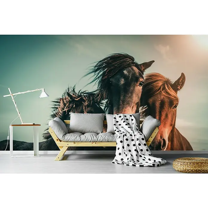 Papermoon Premium collection Fototapete Familienporträt - B x H: 250 x 186 cm, Vlies - Das Foto zeigt ein stilvolles Interieur mit einer auffälligen Fototapete, die drei majestätische Pferde darstellt und dem Raum Charakter verleiht.