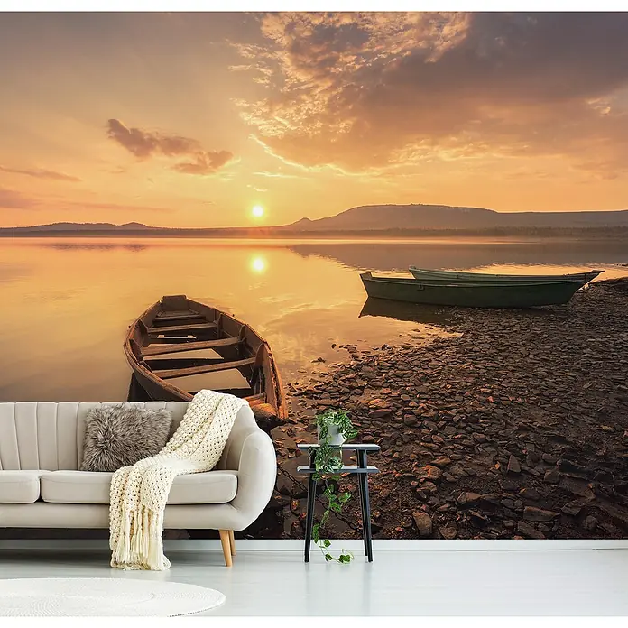 Papermoon Premium collection Fototapete Boot Am See - B x H: 450 x 280 cm, Vlies - Eine gemütliche Sofaecke vor einer Fototapete mit Bootsmotiven, die eine ruhige und natürliche Atmosphäre schafft.