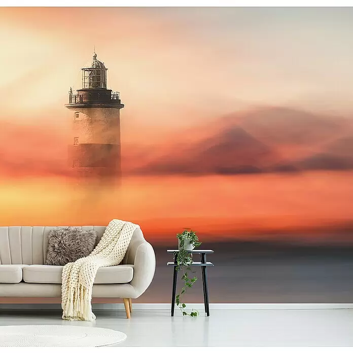 Papermoon Premium collection Fototapete Auf See verloren - B x H: 200 x 149 cm, Vlies - Tapetenwandbild mit Leuchtturm bei Sonnenuntergang/Sonnenaufgang in Wohnzimmer mit beigem Sofa und schwarzem Beistelltisch.