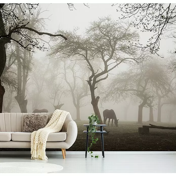 Papermoon Premium collection Fototapete Pferde im nebligen Obstgarten - B x H: 350 x 260 cm, Vlies - Nebeliger Wald Wandtapete mit kahlen Bäumen und grasenden Pferden als stimmungsvolle Kulisse in einem modernen Wohnzimmer.