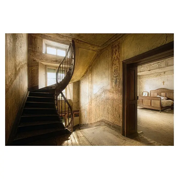 Papermoon Premium collection Fototapete Antiker Flur - B x H: 250 x 186 cm, Vlies - Verlassenes Hausinterieur mit gewundener Treppe, beschädigten Wänden, antiken Möbeln und einem Bett in einem verfallenen Schlafzimmer.