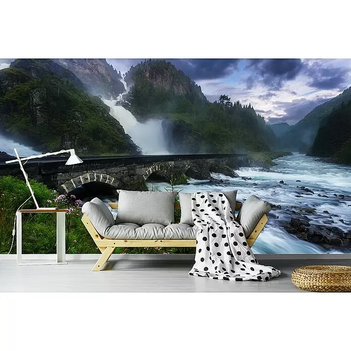 Papermoon Premium collection Fototapete Laytefosse - B x H: 250 x 186 cm, Vlies - Natur-Wandbild mit einer lebhaften Gebirgslandschaft, Wasserfällen und einem Fluss, das einen modernen Wohnraum mit Holzsofa bereichert.