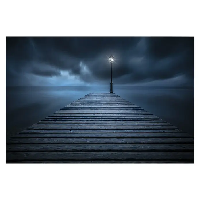Papermoon Premium collection Fototapete Erste Lichter - B x H: 500 x 280 cm, Vlies - Nächtliche Szene mit einem langen Pier, der ins dunkle Wasser führt und von einer einzelnen Laterne beleuchtet wird, die ihr Licht ausstrahlt.