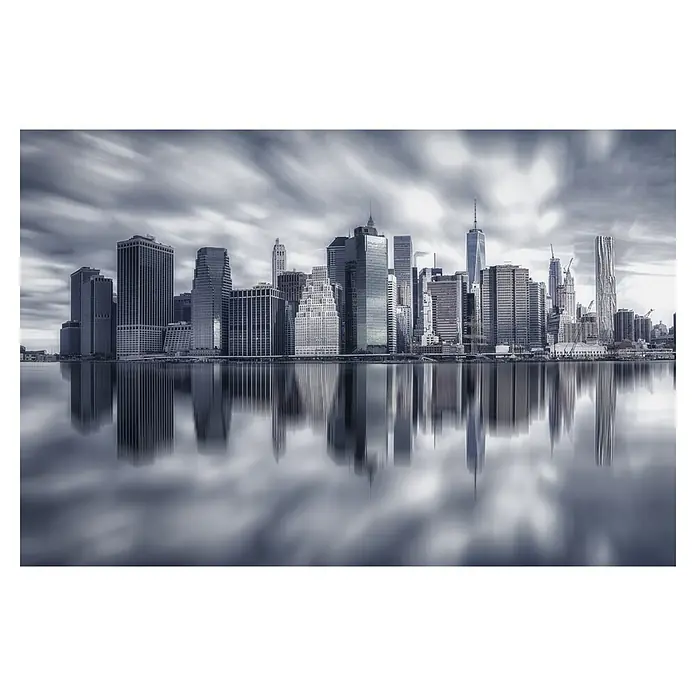 Papermoon Premium collection Fototapete Manhattanreflexion - B x H: 300 x 223 cm, Vlies - Skyline von New York City mit Wolkenkratzern und deren Spiegelung im Wasser, aufgenommen in Graustufen für dramatische Wirkung.
